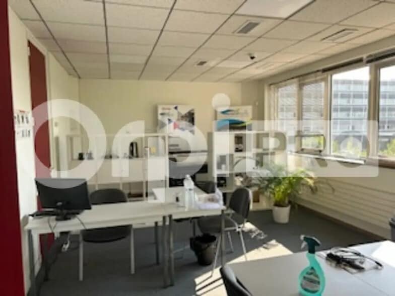 Office in Limas for lease - Interior Photo - Image 3 of 3