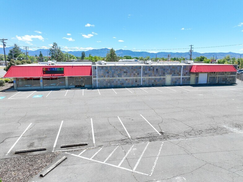 3069 Crater Lake Ave, Medford, OR à vendre - Photo du bâtiment - Image 2 de 8
