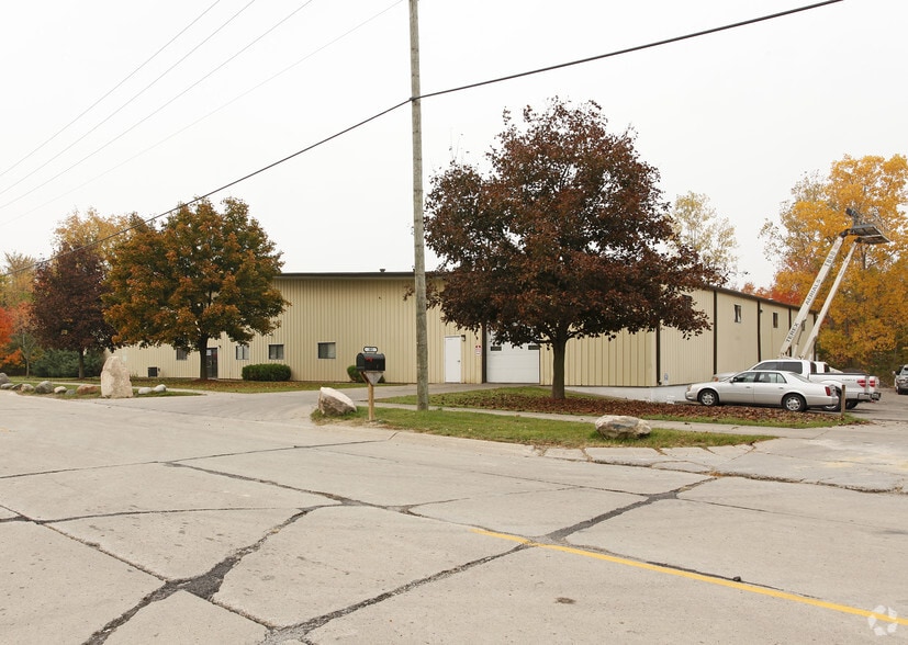 385 N Mill St, South Lyon, MI for sale - Primary Photo - Image 1 of 4