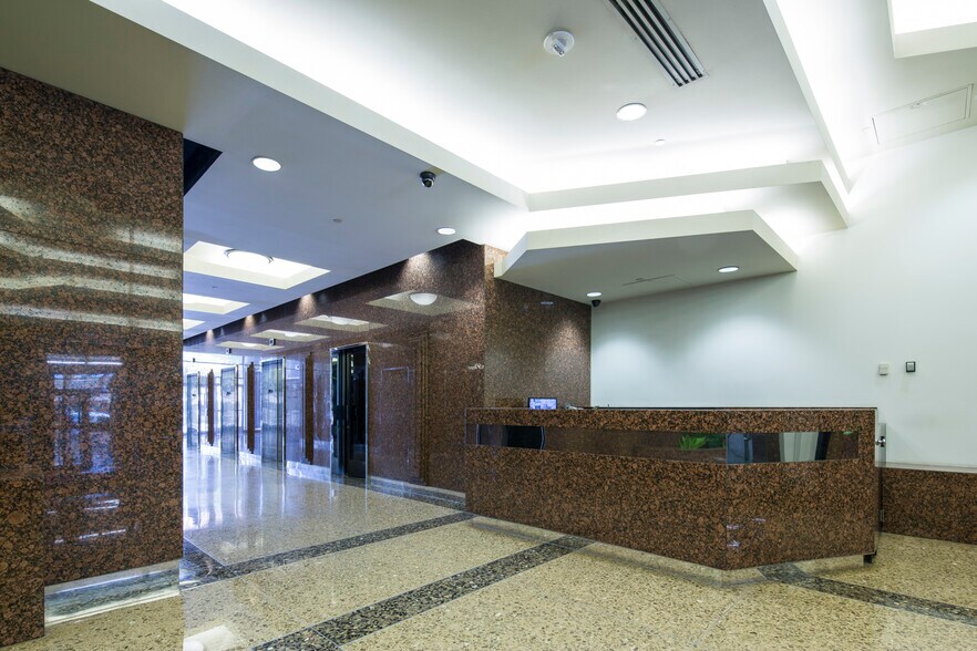 15910 Ventura Blvd, Encino, CA à louer - Hall d’entrée - Image 3 de 12