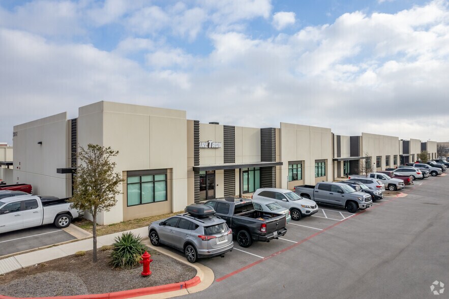 2301 Double Creek Dr, Round Rock, TX à louer - Photo principale - Image 1 de 7