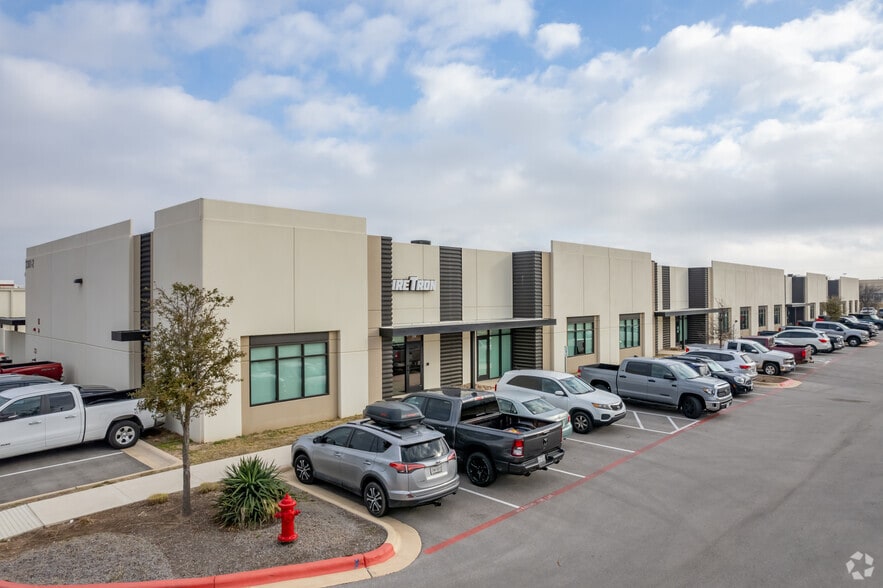 2301 Double Creek Dr, Round Rock, TX à louer - Photo principale - Image 3 de 3