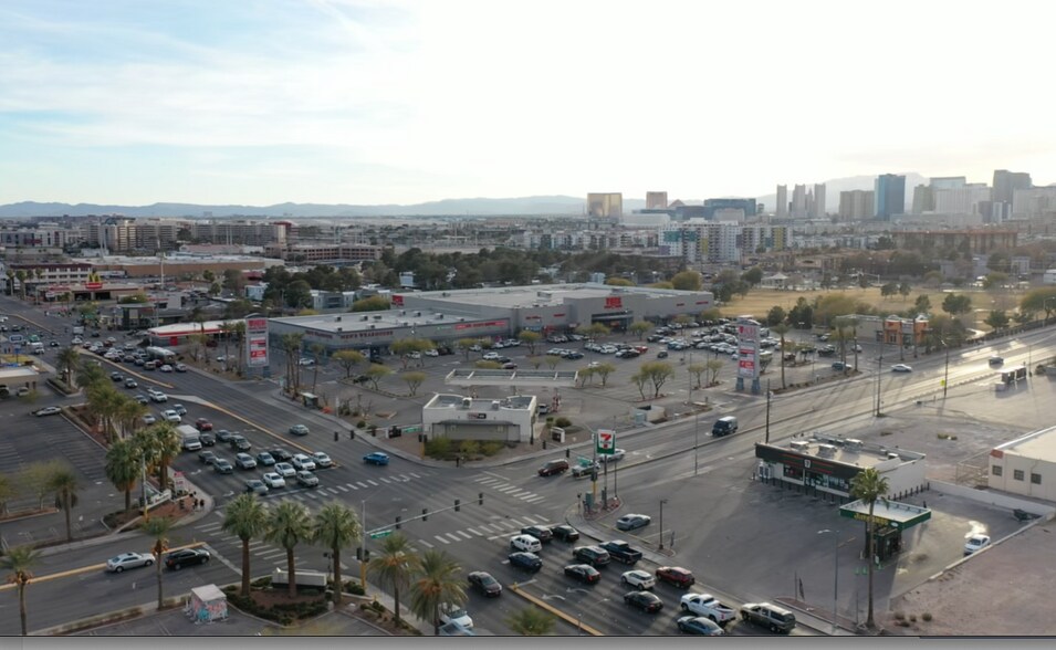 1155-1159 E Twain Ave, Las Vegas, NV à louer - Photo du bâtiment - Image 3 de 7