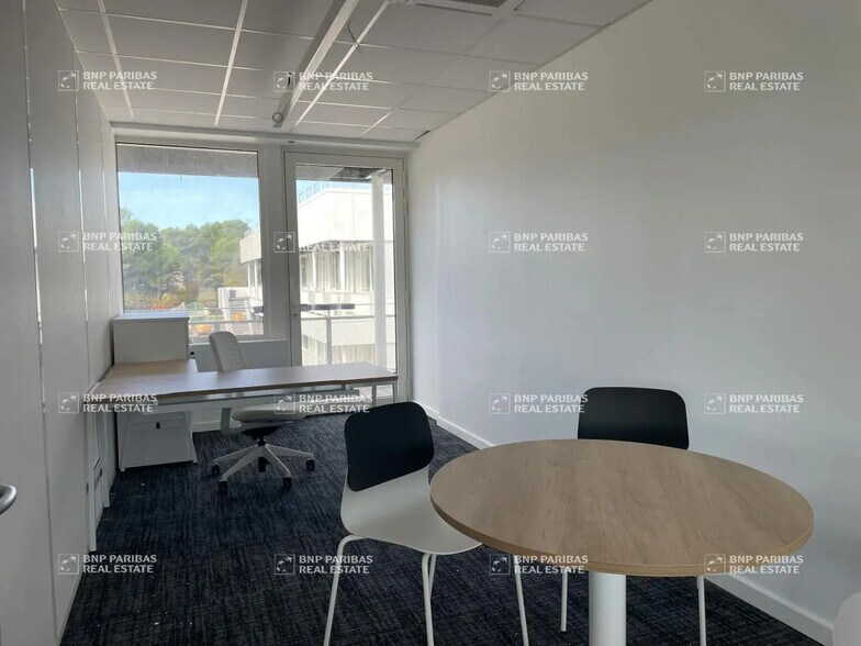 Bureau dans Ventabren à louer - Photo du bâtiment - Image 2 de 22