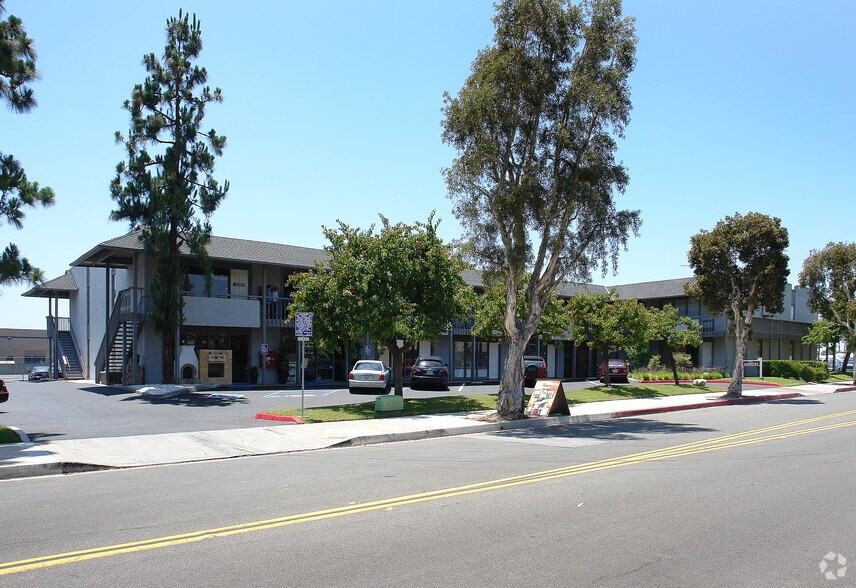 3848 Campus Dr, Newport Beach, CA à louer - Photo du bâtiment - Image 2 de 7
