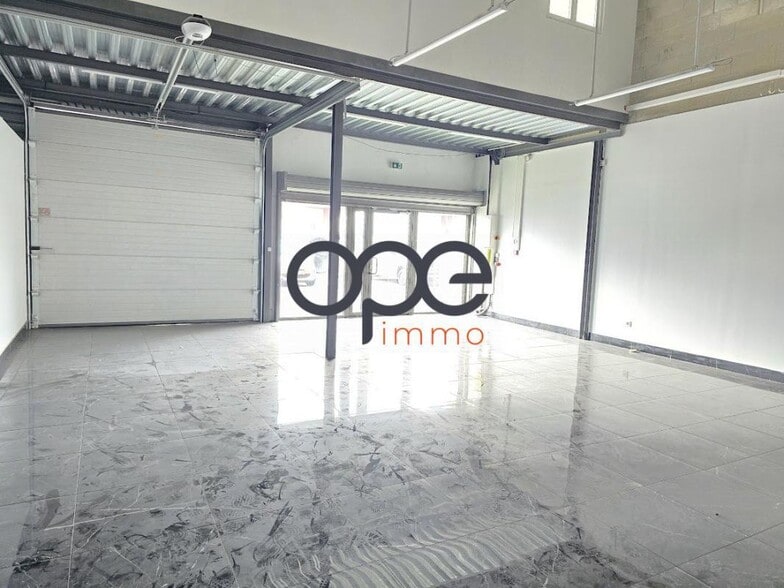 Flex in Villeneuve-la-Garenne for lease - Interior Photo - Image 3 of 9