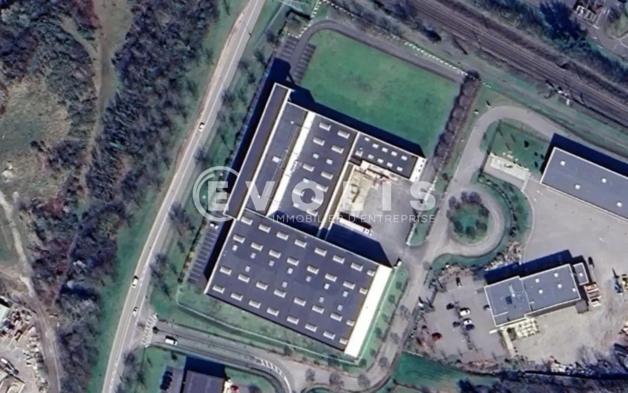 Flex dans Villefontaine à louer Photo du bâtiment- Image 1 de 21