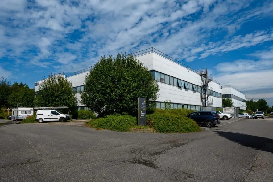Flex in Cergy for lease - Building Photo - Image 2 of 50