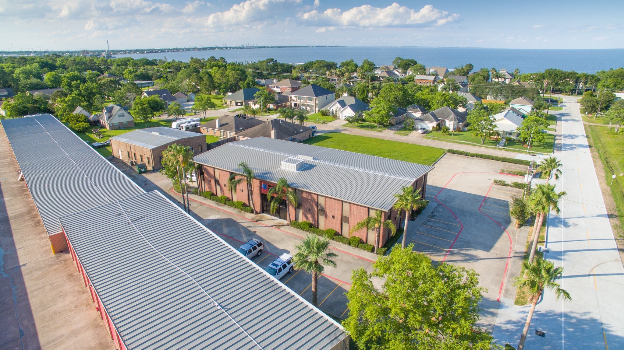601 Cien Rd, Kemah, TX for lease Primary Photo- Image 1 of 73