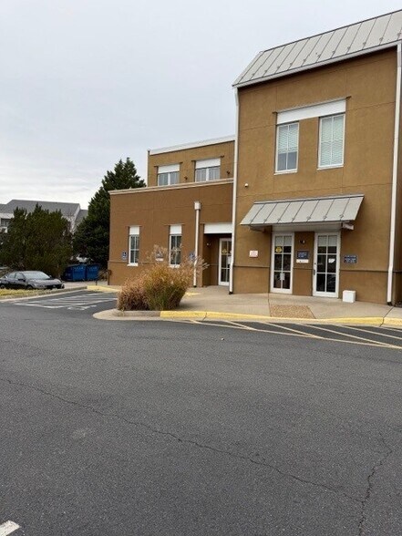 674 Hillsdale Dr, Charlottesville, VA à louer - Photo du bâtiment - Image 2 de 3