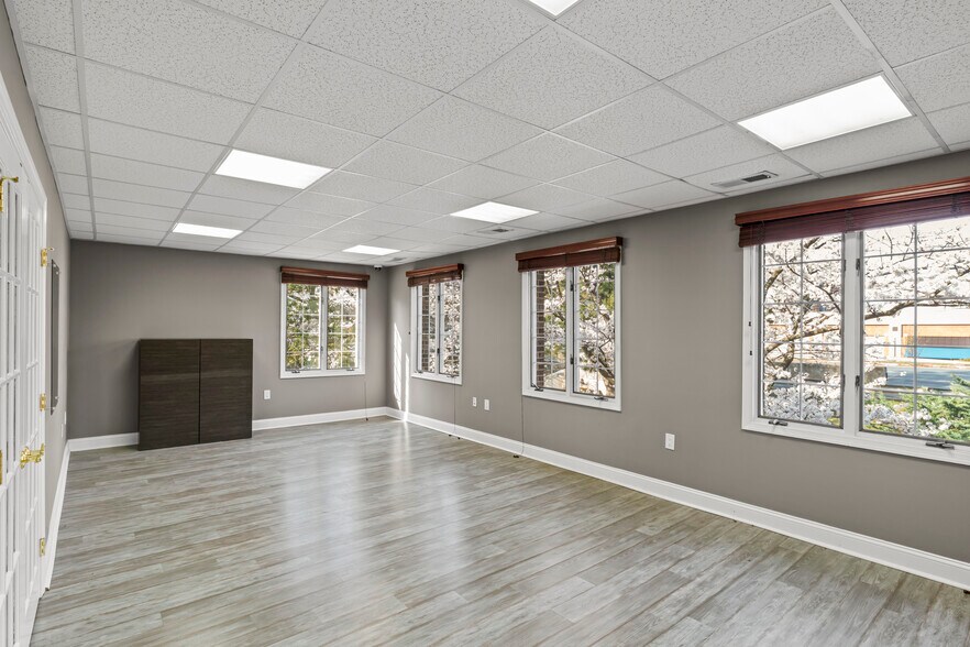 11739-11741 Bowman Green Dr, Reston, VA à louer - Photo du bâtiment - Image 3 de 11