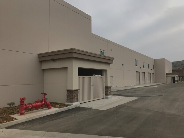 868 Patriot Dr, Moorpark, CA à vendre - Photo du bâtiment - Image 3 de 3