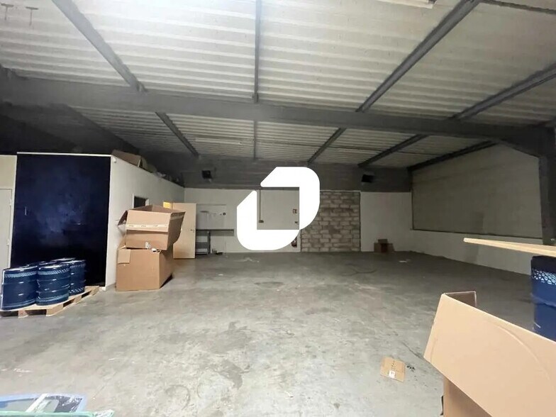 Office in Le Haillan for lease - Interior Photo - Image 2 of 9