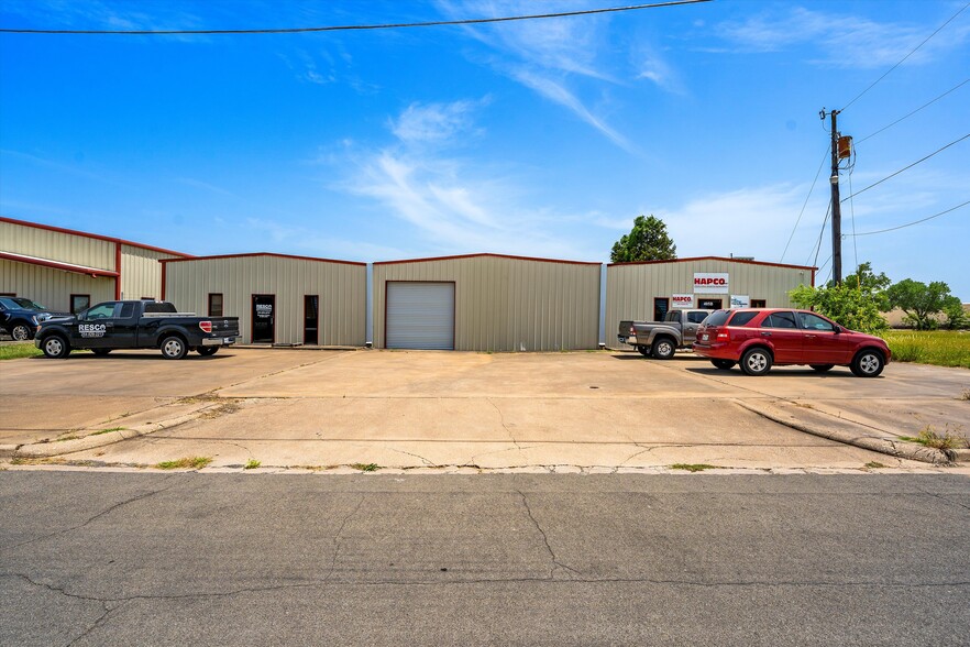 405 Milton, Hewitt, TX for lease - Building Photo - Image 3 of 3