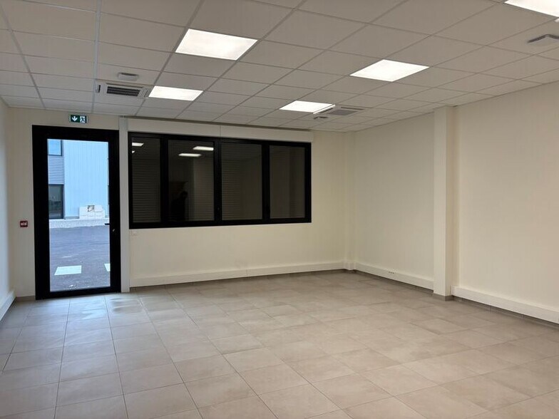 Flex in OULLINS-PIERRE-BÉNITE for lease - Interior Photo - Image 3 of 5
