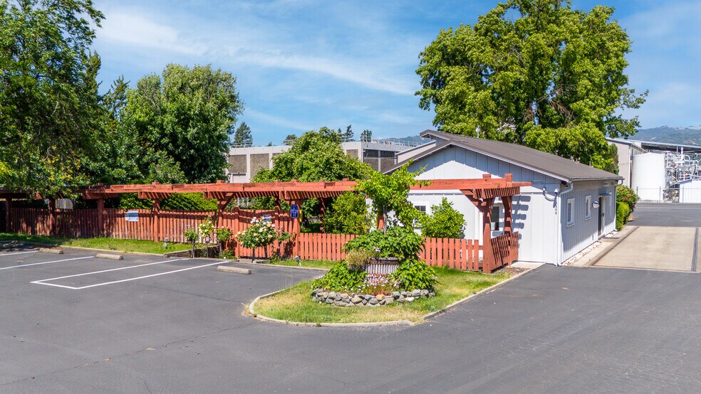 2399 N State Street, Ukiah, CA à louer - Photo du bâtiment - Image 2 de 13