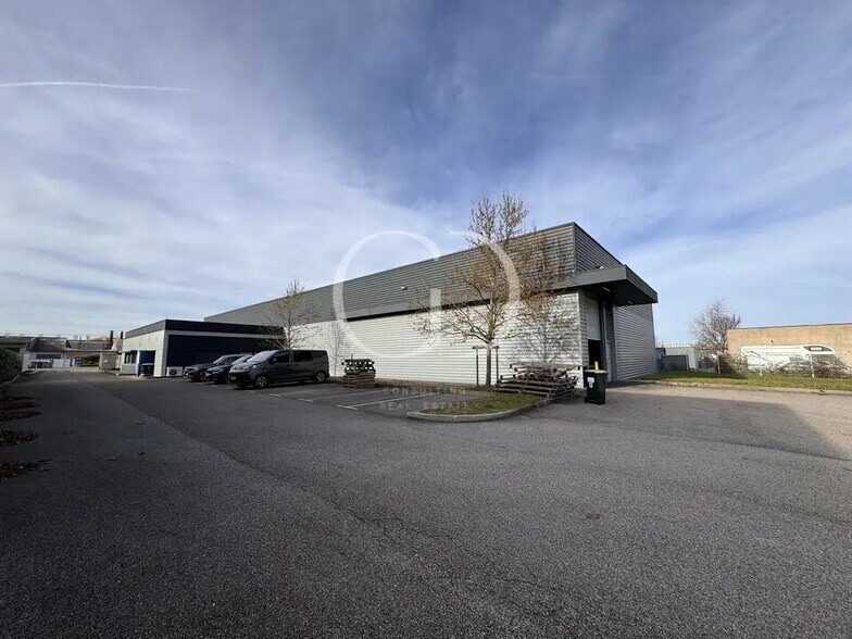 Local d'activités dans Meyzieu à vendre - Photo du bâtiment - Image 2 de 6