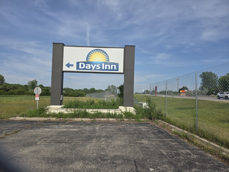 5217-5221 Bay City Rd & 800 Rockwell Dr portefeuille de 3 propriétés à vendre sur LoopNet.ca - Photo du bâtiment - Image 2 de 2