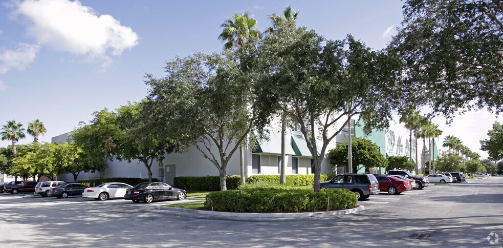 9905 NW 17th St, Miami, FL à louer - Photo du bâtiment - Image 1 de 4