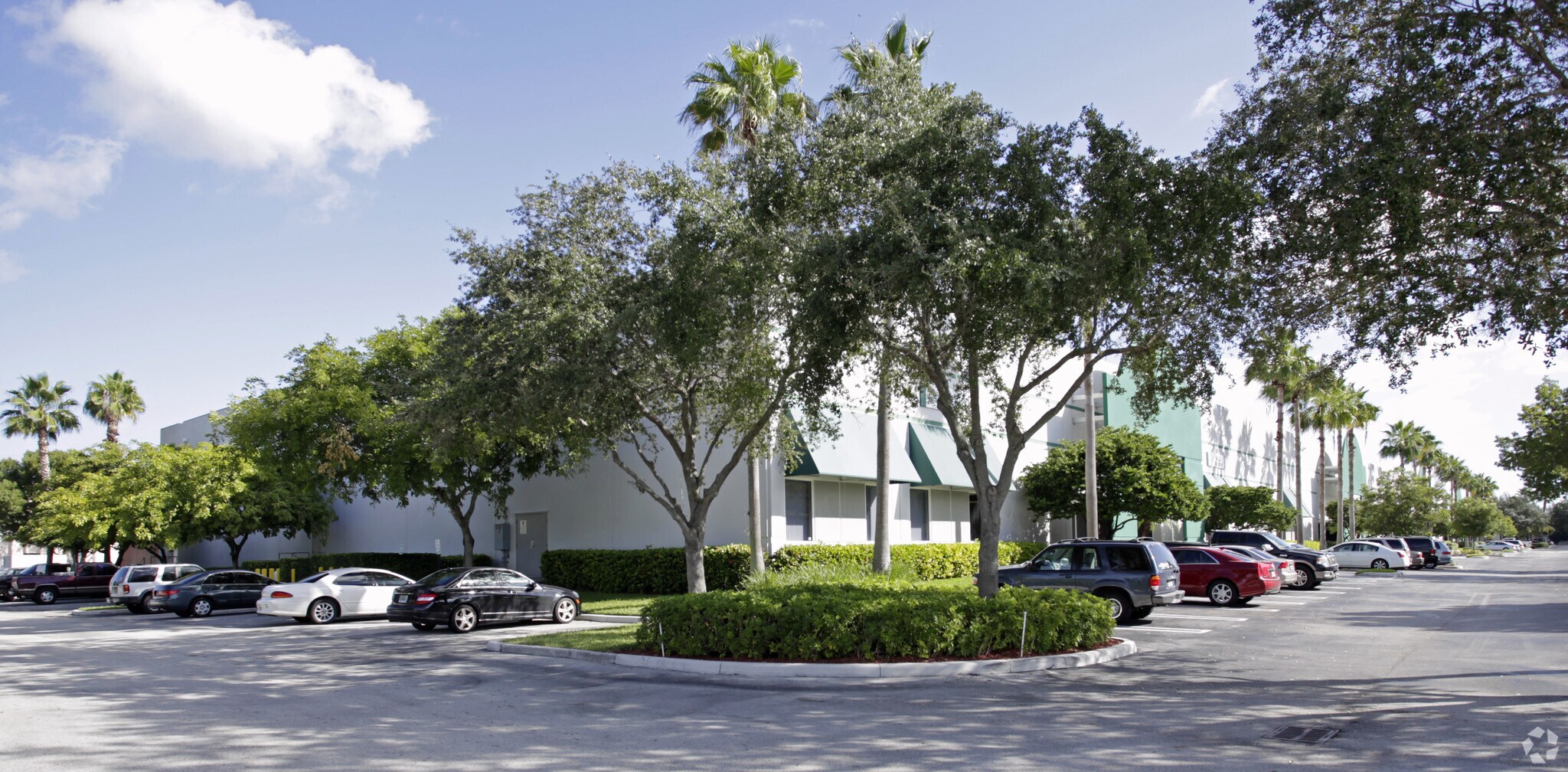 9905 NW 17th St, Miami, FL à louer Photo du bâtiment- Image 1 de 5