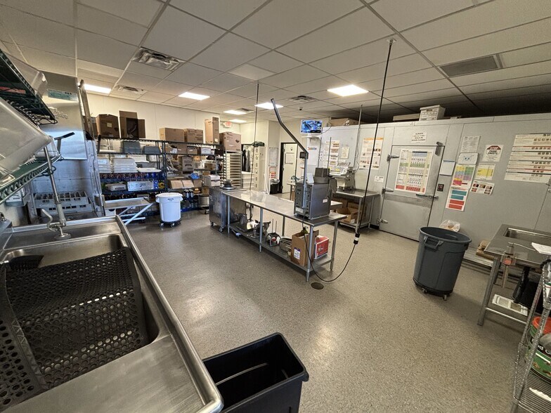 11705 SW Pacific Hwy, Tigard, OR à louer - Photo intérieure - Image 3 de 7