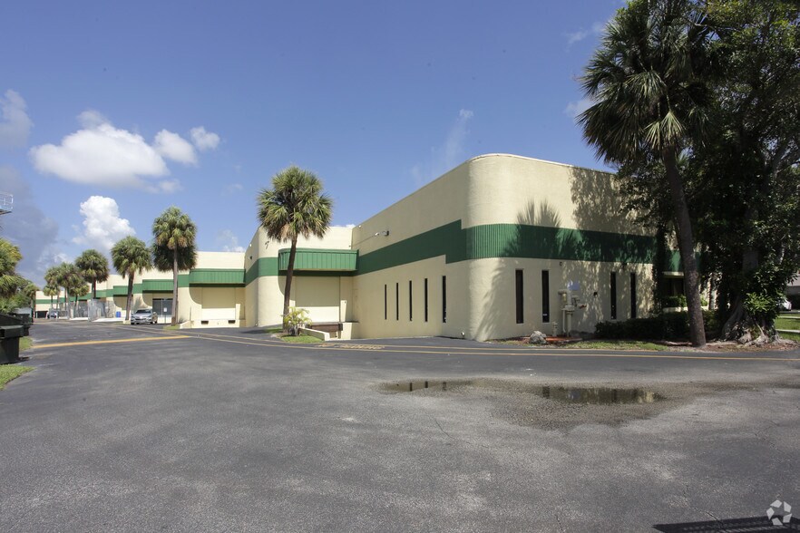160 SW 12th Ave, Deerfield Beach, FL à louer - Photo du bâtiment - Image 2 de 7