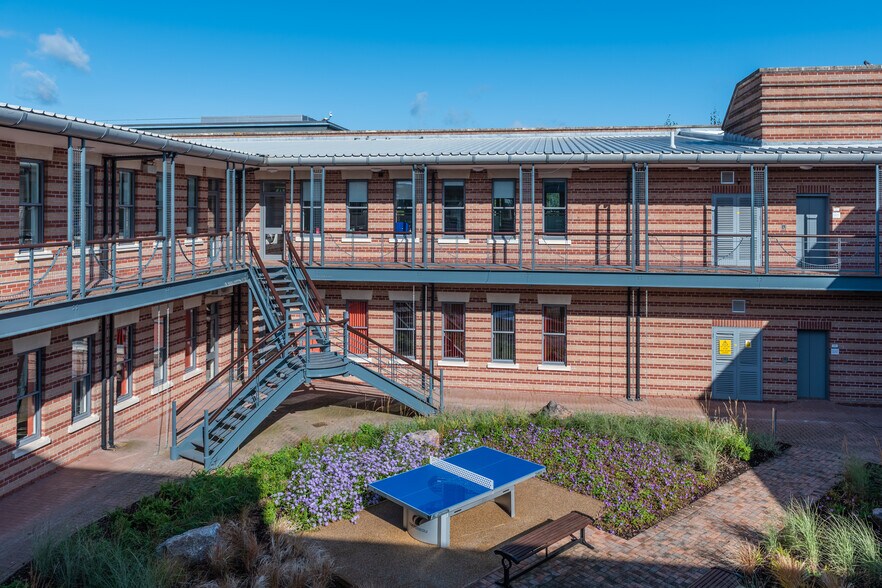 200-240 Park Ave, Almondsbury à louer - Photo du bâtiment - Image 3 de 7