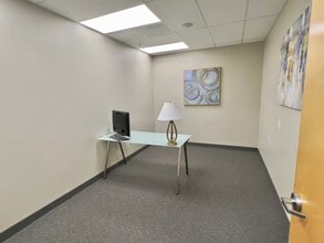 28368 Constellation Rd, Valencia, CA à louer Photo intérieure- Image 2 de 3