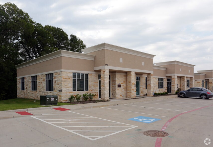 3900 S Stonebridge Dr, McKinney, TX à louer - Photo du bâtiment - Image 3 de 10