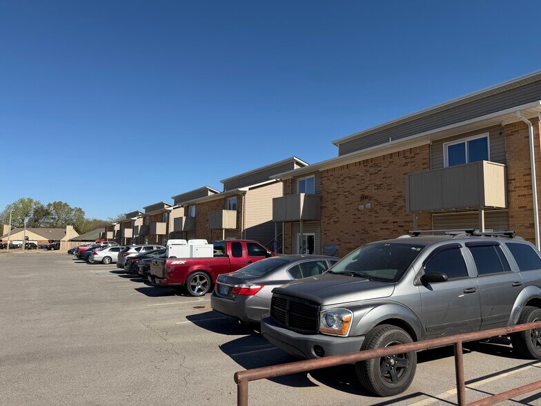 1311 Glen Oaks Ct, Norman, OK à vendre - Photo du bâtiment - Image 2 de 43