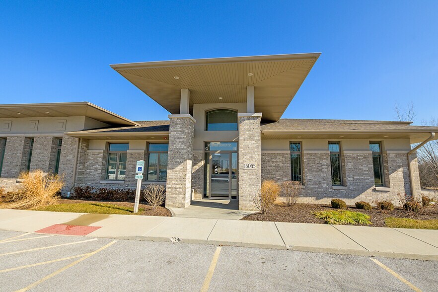 16045 108th Ave, Orland Park, IL à louer - Photo du bâtiment - Image 2 de 8