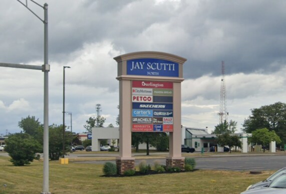 300 Hylan Dr, Rochester, NY à louer - Photo du bâtiment - Image 3 de 6