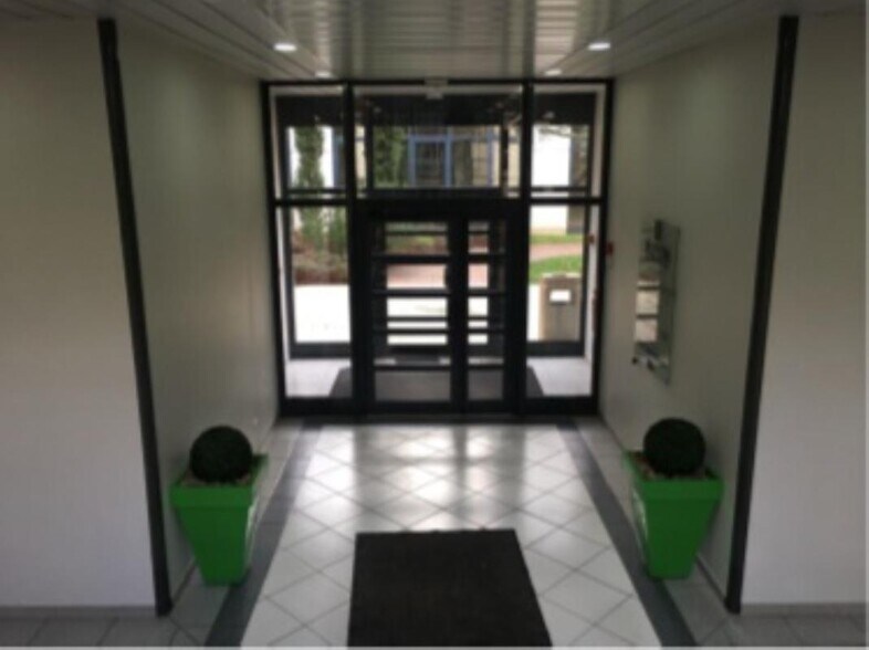 2 Rue Hélène Boucher, Guyancourt à louer - Photo du bâtiment - Image 3 de 4
