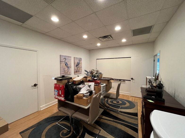 42 Barkley Cir, Fort Myers, FL for lease - Interior Photo - Image 2 of 8