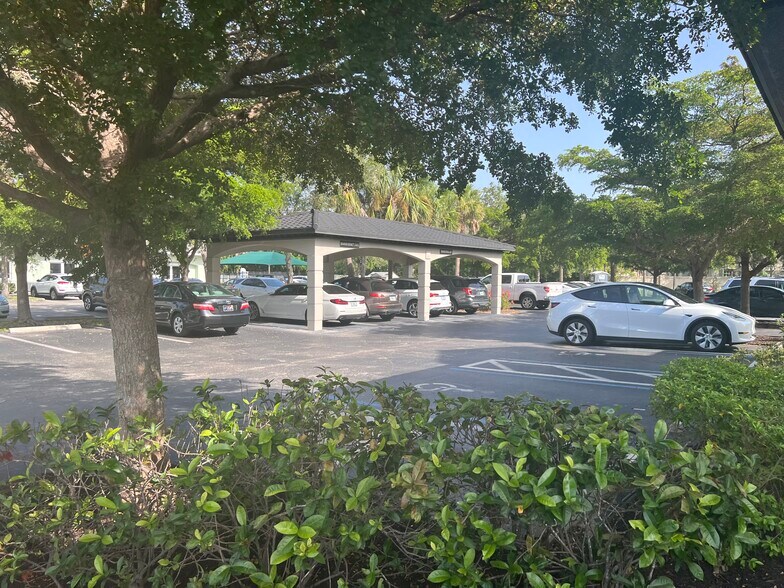 8880 Gladiolus Dr, Fort Myers, FL à louer - Photo du bâtiment - Image 3 de 12