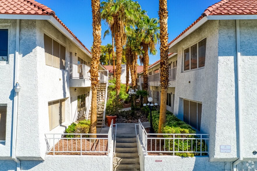 2235 E Flamingo Rd, Las Vegas, NV à louer - Photo du bâtiment - Image 2 de 7