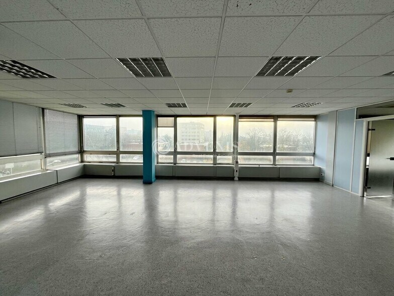 3 Allée Des Platanes, Cergy for lease - Building Photo - Image 2 of 8