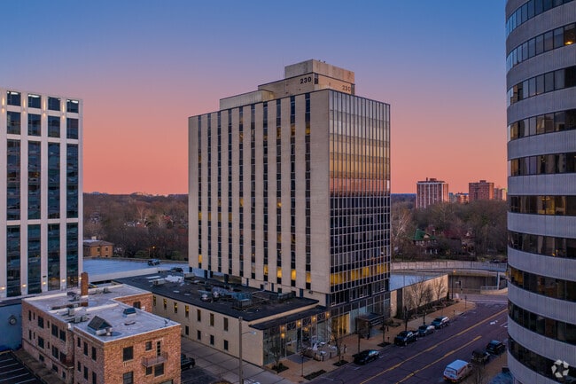 Plus de détails pour 230 S Bemiston Ave, Clayton, MO - Bureau à louer