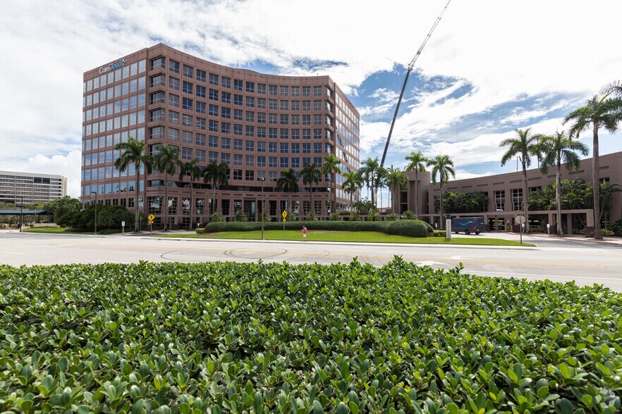 5200 Waterford District Dr, Miami, FL à louer - Photo principale - Image 1 de 14