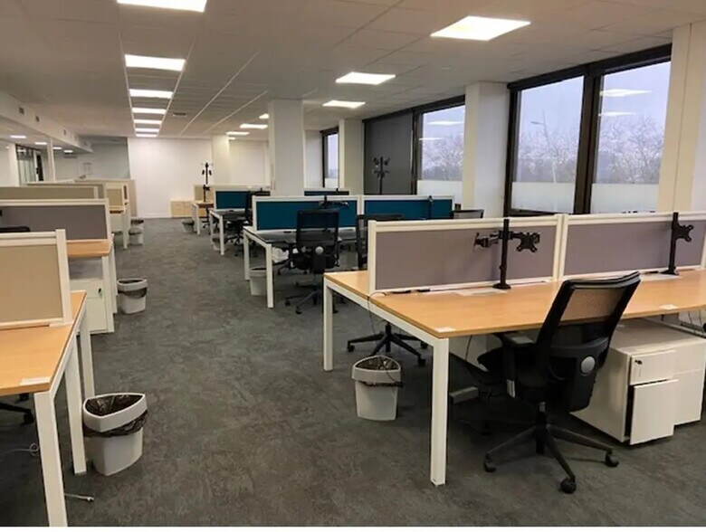 Bureau dans Saint-Cloud à louer - Photo du bâtiment - Image 3 de 7
