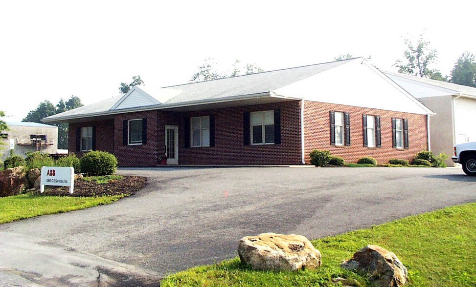 50 Senn Dr, Chester Springs, PA à louer - Photo du bâtiment - Image 2 de 3