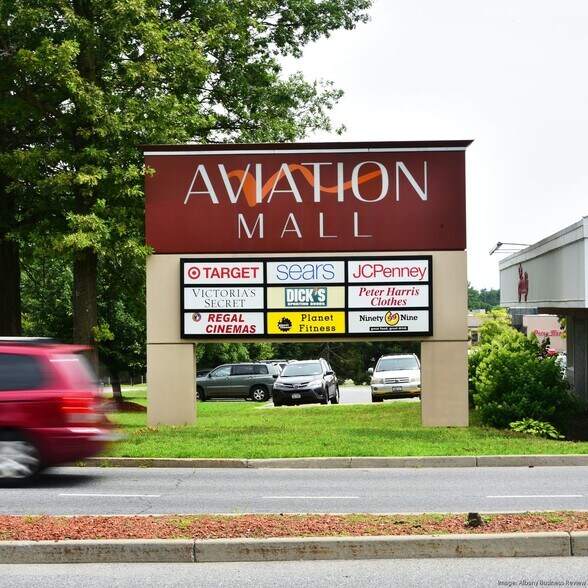 578 Aviation Rd, Queensbury, NY à louer - Photo du bâtiment - Image 2 de 5