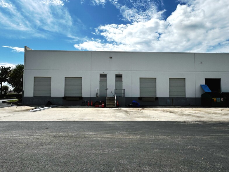 925 E Industrial Cir, Cape Coral, FL à louer - Photo du bâtiment - Image 2 de 2