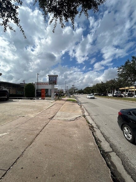 2515 W Holcombe Blvd, Houston, TX for lease - Building Photo - Image 3 of 6