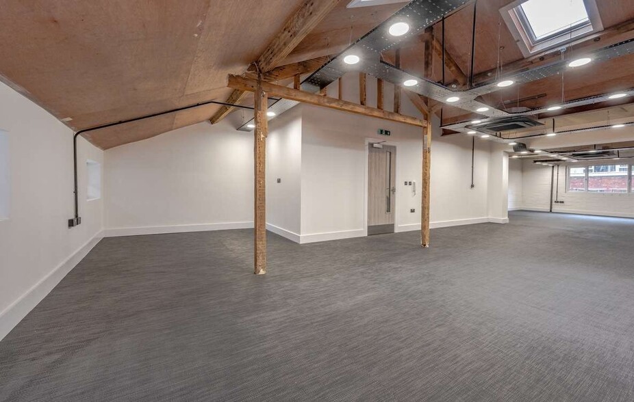 60 Wellington St, Leeds for lease - Interior Photo - Image 2 of 6