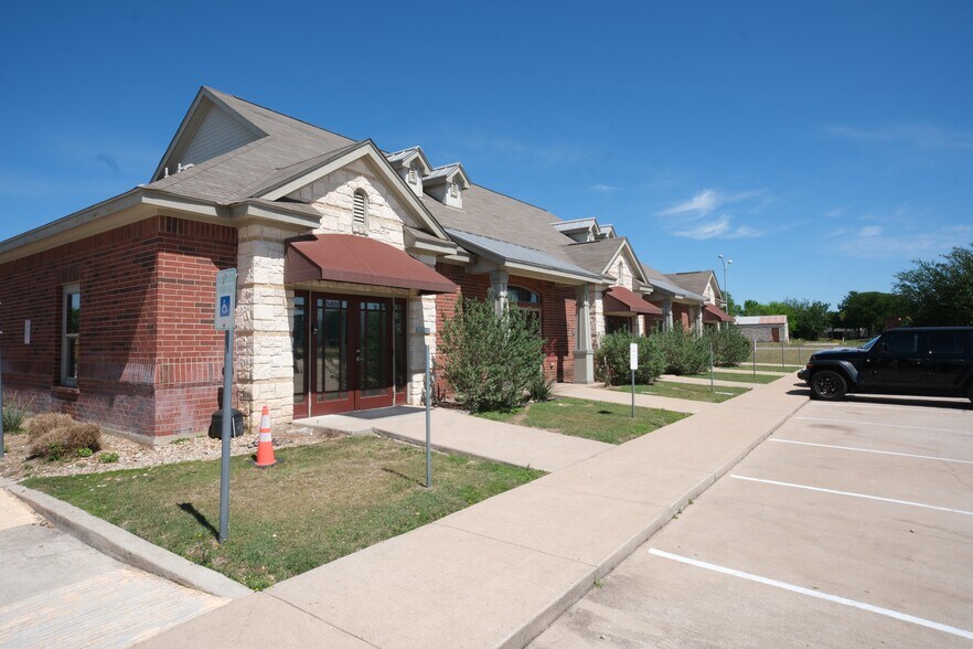 1317 Picadilly Dr, Pflugerville, TX à louer - Photo du bâtiment - Image 2 de 11