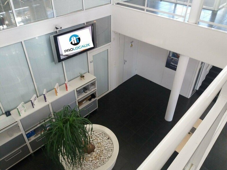 Office in Meylan for lease - Building Photo - Image 3 of 10