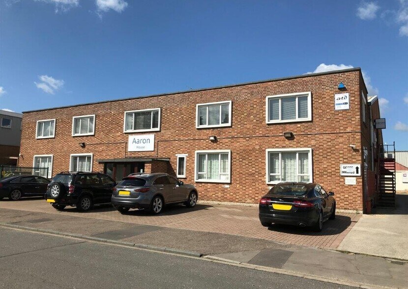 Island Farm Ave, West Molesey à louer - Photo principale - Image 1 de 9