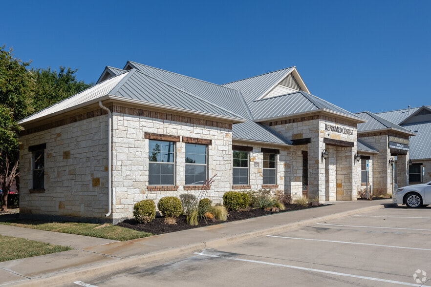823 E Ira Woods Ave, Grapevine, TX for lease - Building Photo - Image 2 of 3