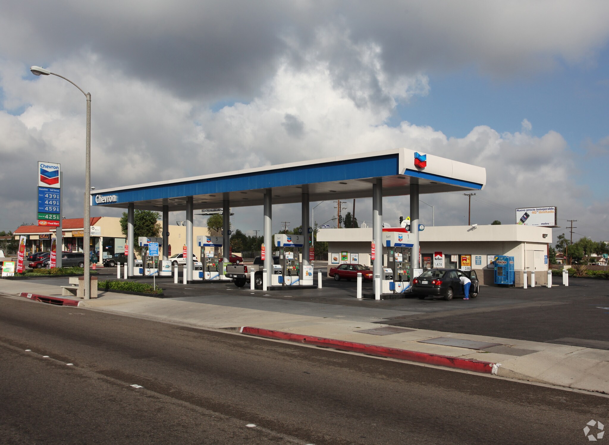 Gas Station Portfolio For Sale portefeuille de 3 propriétés à vendre sur LoopNet.ca Photo principale- Image 1 de 2